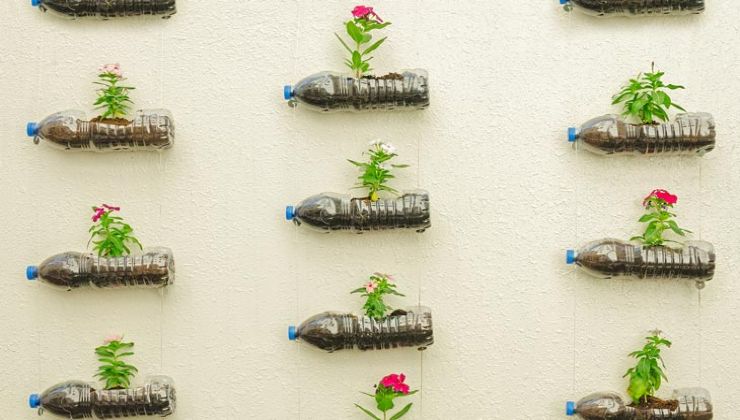 Tarros colgantes con botellas de plástico