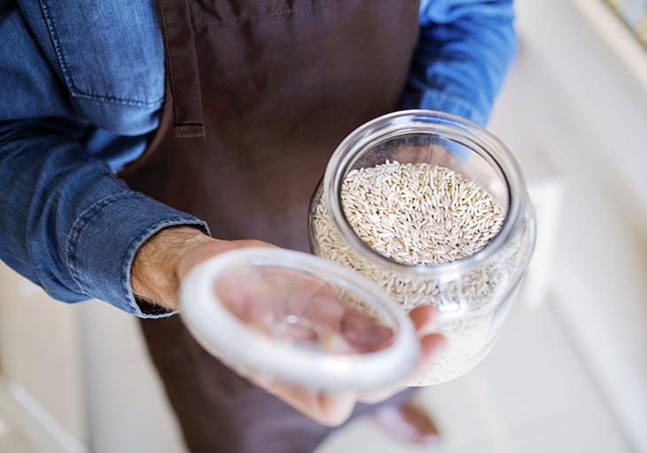 Abre un tarro de arroz.