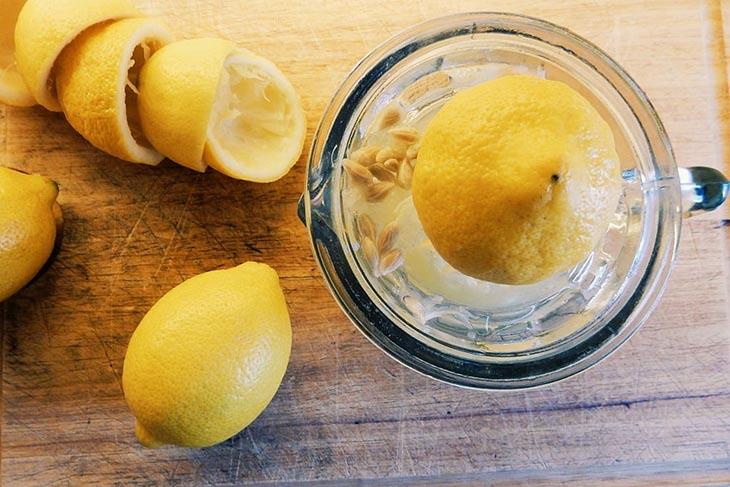 exprimir limones