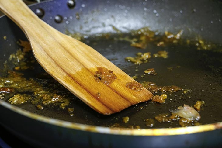 Restos de comida pegados al fondo de una cacerola