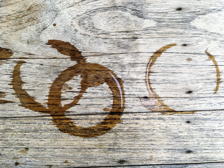 rastros de agua en la madera