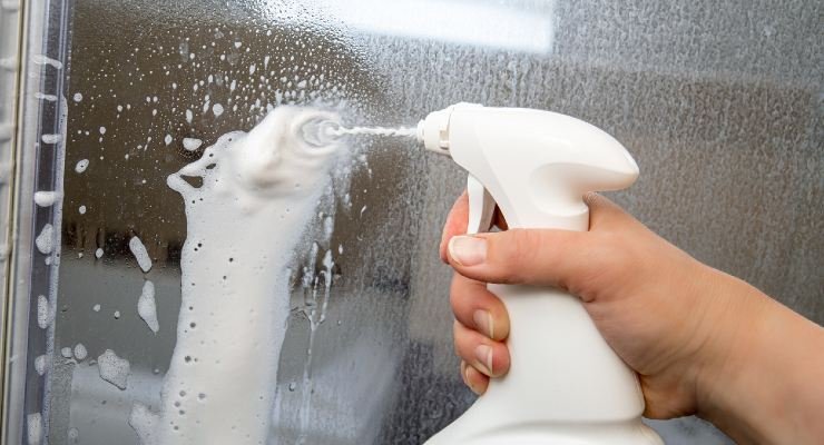 Limpiando el baño