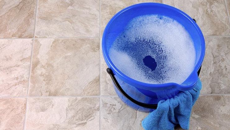 Agua en el cubo para suelos perfumados