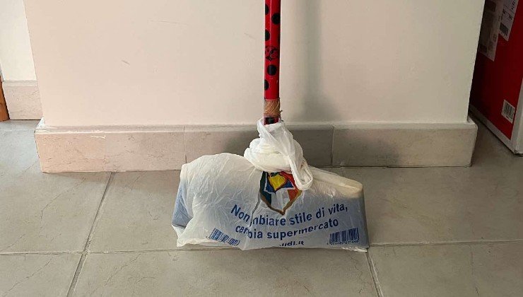 Truco de bolsa en la escoba para una casa limpia