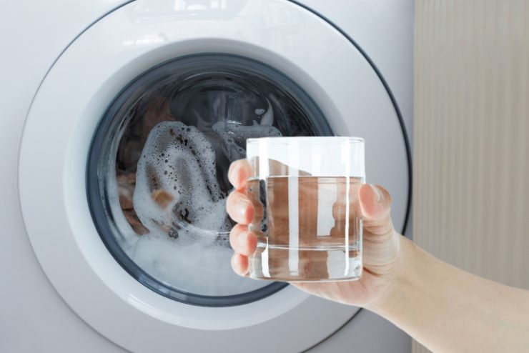¡Solo necesitas medio vaso, mételo en la lavadora y tu ropa quedará súper suave! – Mis Consejos Jardinería