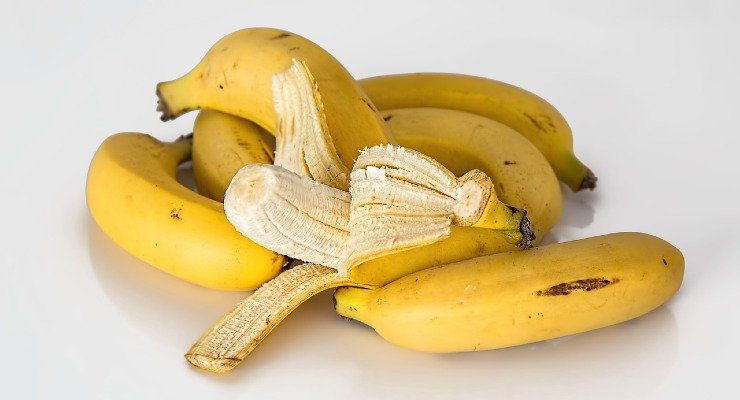 Pon semillas de limón dentro de un plátano.