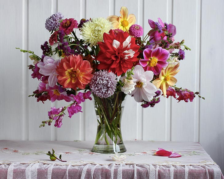 Bonito ramo de flores en un jarrón