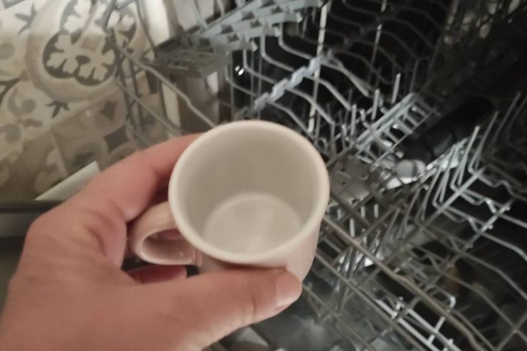 Lavavajillas limpio y fragante: ¡descubre el truco de la taza y es mágico! – Mis Consejos Jardinería