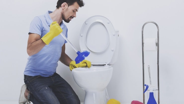 El hombre desbloquea el baño