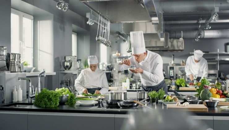 Chef trabajando en la cocina