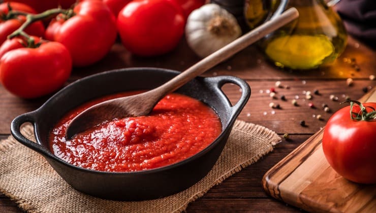 Sazonar con salsa de tomate