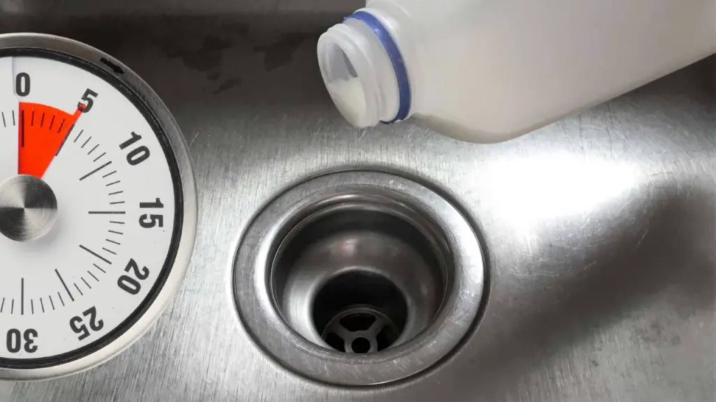 Vierte un poco de leche en el fregadero, sorprendente lo que sucede después de 5 minutos. – Mis Consejos Jardinería