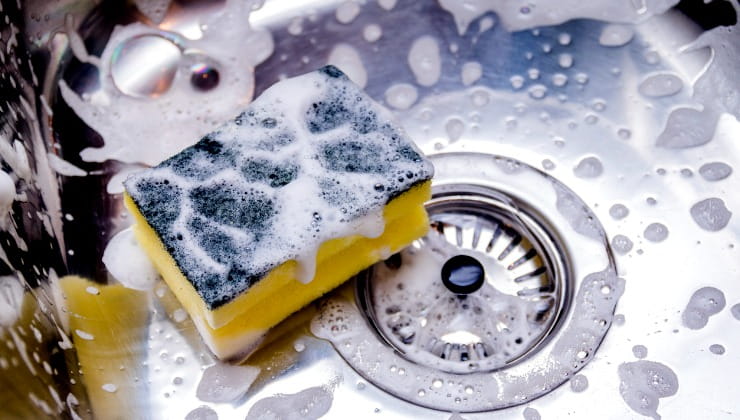Limpieza del fregadero de la cocina