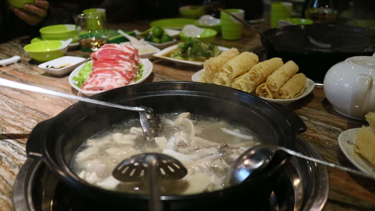 Cocinar, verter en la olla