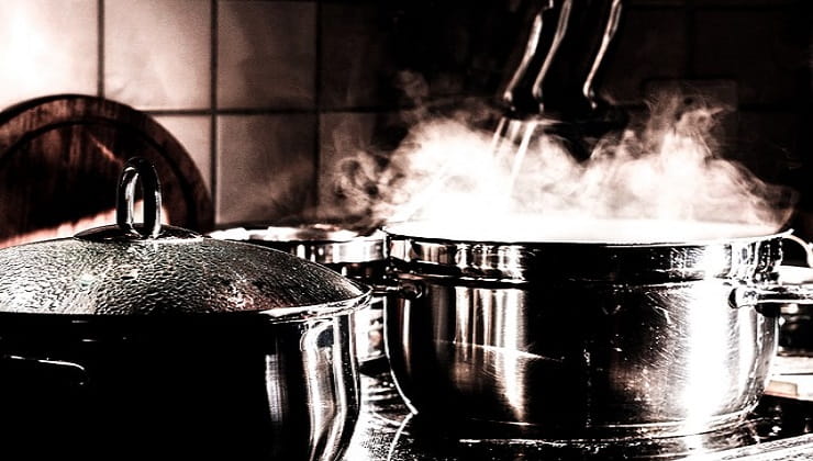 Cocinando, ollas en llamas