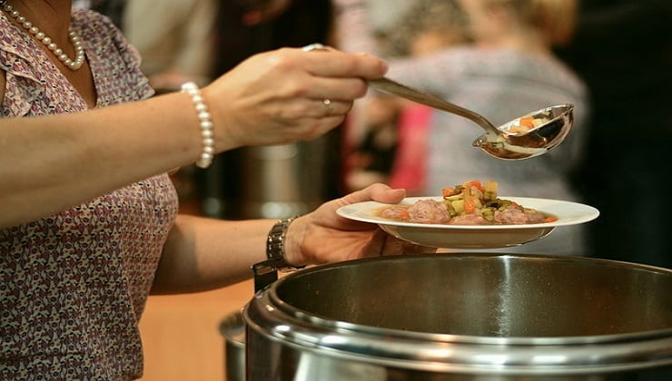Mujer sirve comida con cucharón