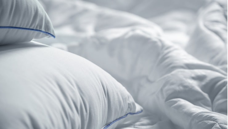 Sábanas y fundas con almohadas para cambiar.