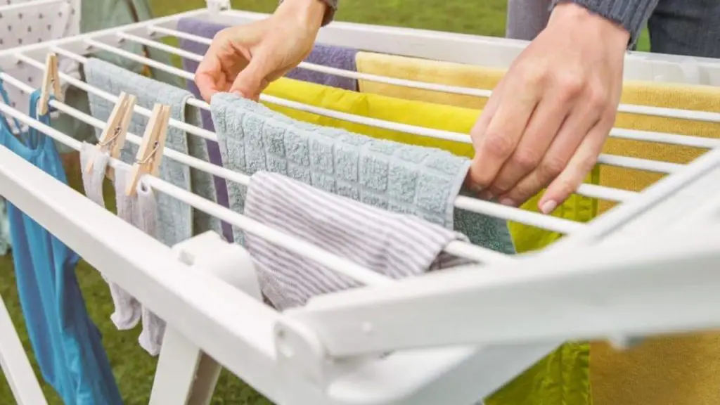 Cómo eliminar el olor a moho de la ropa tendida: aquí tienes la solución – Mis Consejos Jardinería