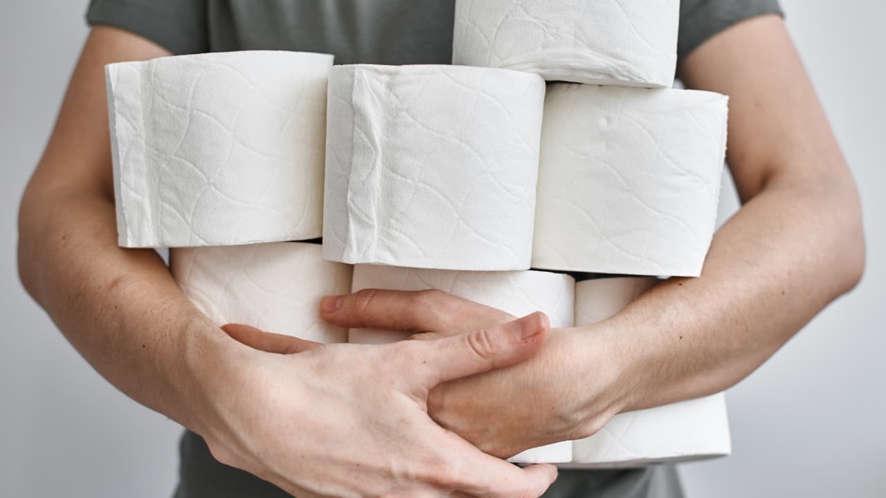 Papel higiénico empapado en vinagre en el inodoro.