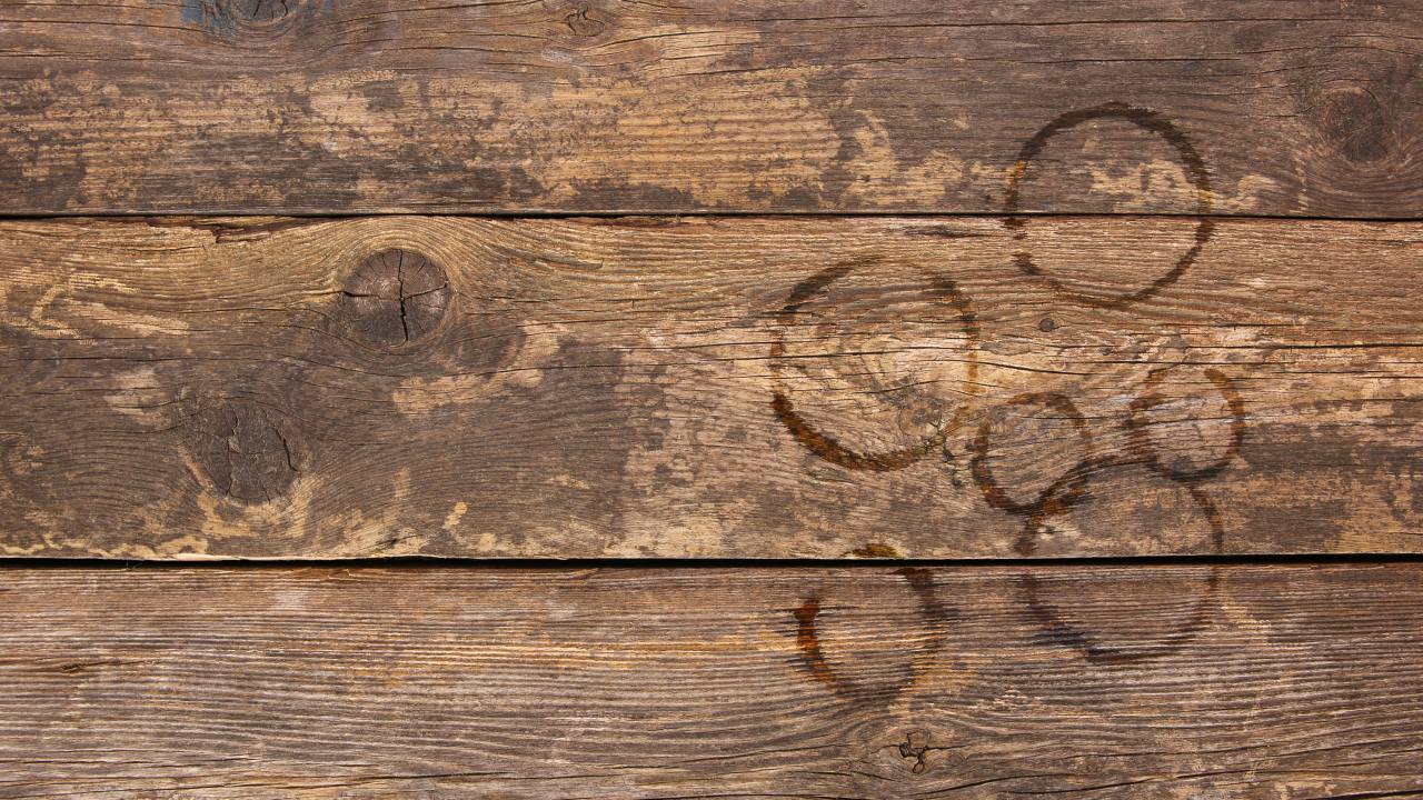 Manchas de agua en la madera.