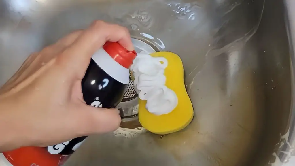 Espuma de afeitar sobre la esponja para platos: soluciona muchos problemas en la cocina – Mis Consejos Jardinería