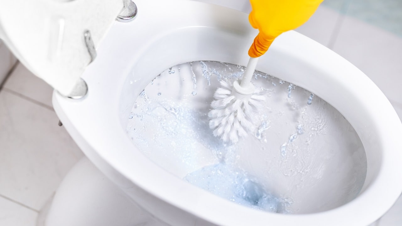 él sube al baño