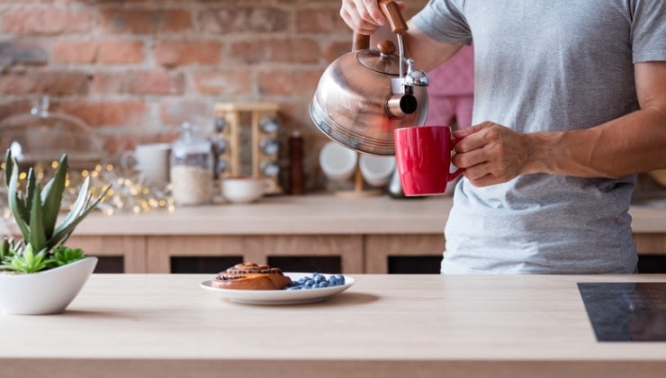 La mujer prepara una taza de té