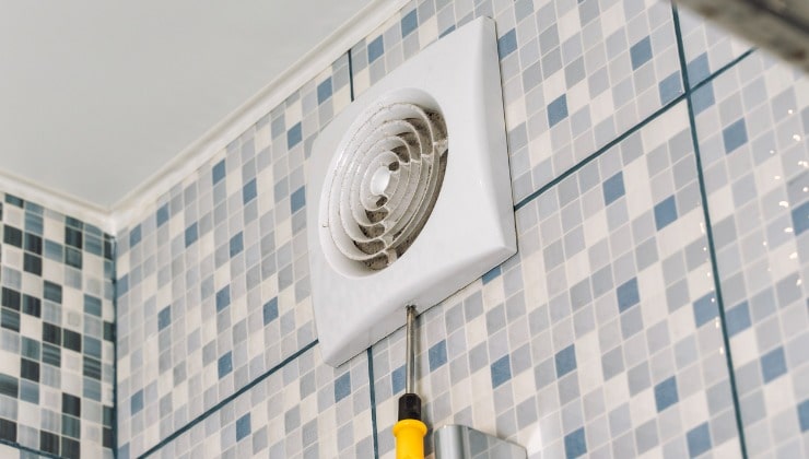 Rejilla de ventilación en el baño.