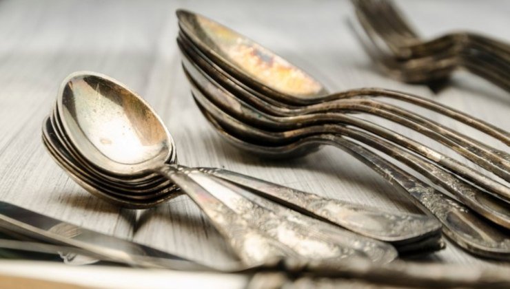 Cubiertos: aquí se explica cómo eliminar manchas y rayas