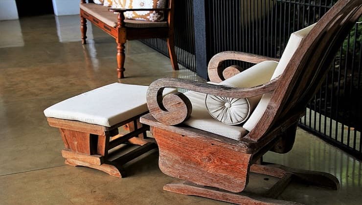 Sillón de madera antiguo