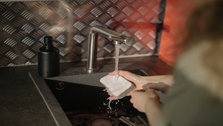 Esponja bajo agua corriente