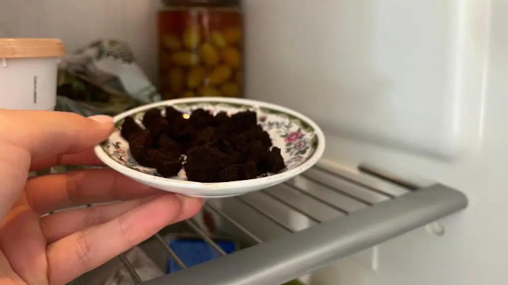 Posos de café, no los tires: déjalos en el frigorífico toda la noche