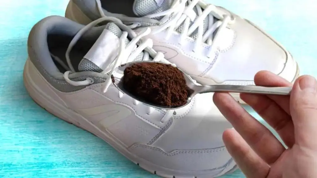 Posos de café, no los tires: mételos en tus zapatos y me lo agradecerás