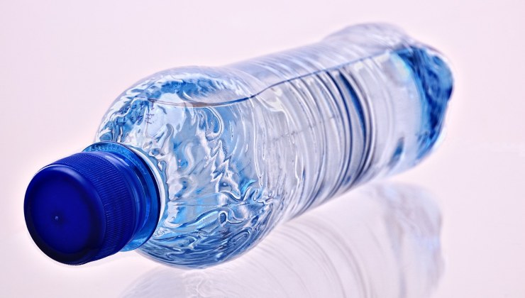 Riego con una botella de plástico: el método de los agricultores.