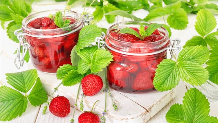 Fresas frescas en un tarro