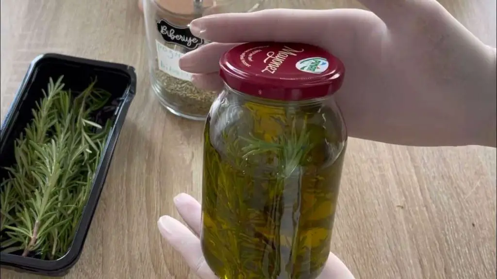 Pon un poco de romero con aceite en un frasco; querrás hacer esto todas las noches. – Mis Consejos Jardinería