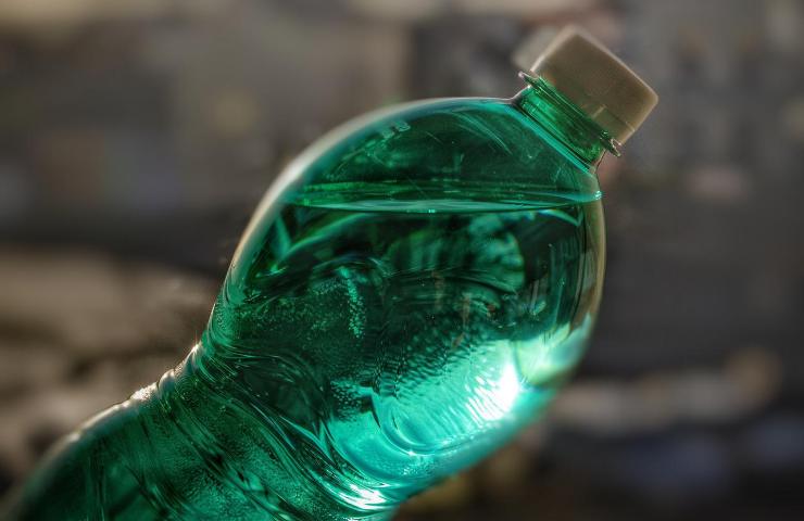 botellas de agua en el balcón