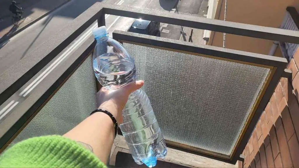 Por eso tantos atan botellas de agua en el balcón: la razón inesperada – Mis Consejos Jardinería