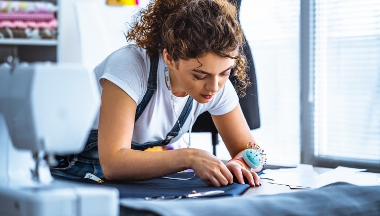 Chaqueta de reparación de costurera joven