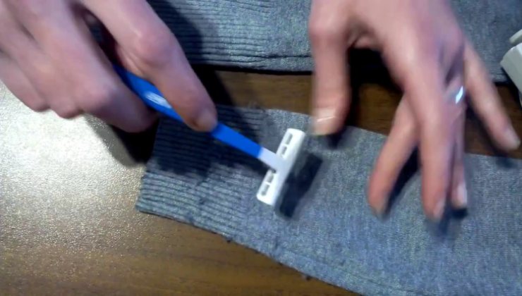 aquí se explica cómo quitar la pelusa con una navaja