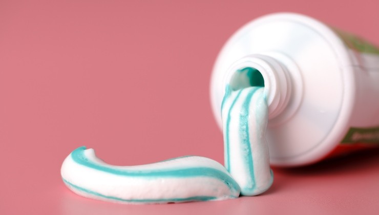 aquí se explica cómo lavar los pisos con pasta de dientes