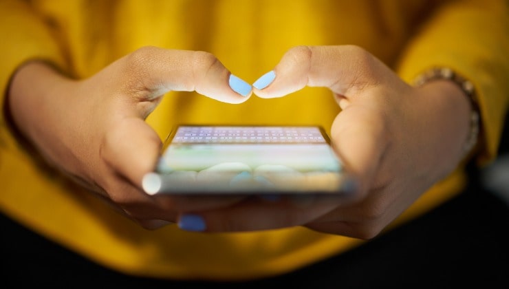 Mujer marca el número 62 por teléfono