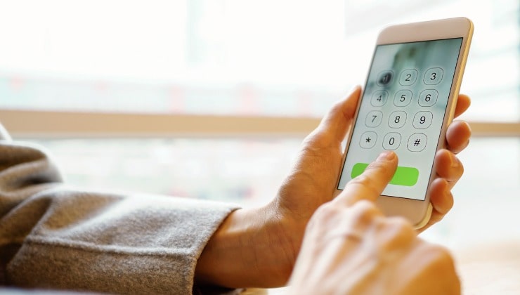 Mujer marca número de teléfono