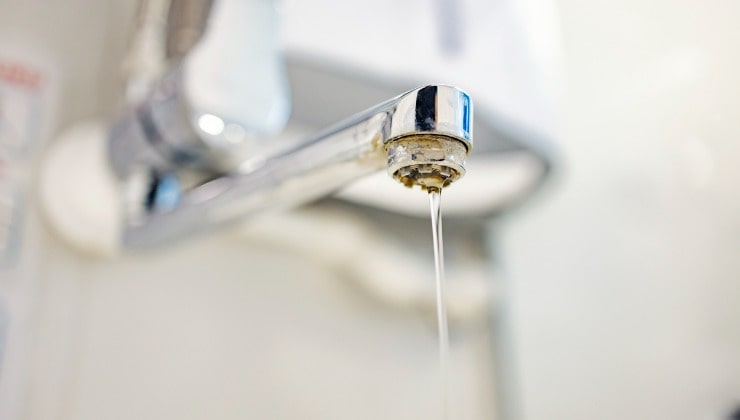 Agua bloqueada por piedra caliza