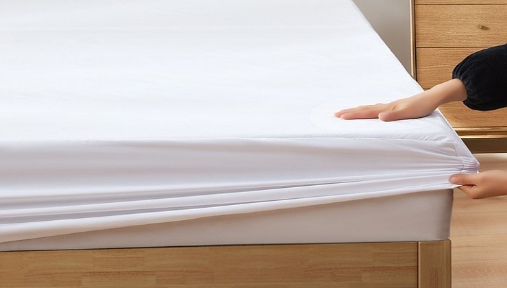 mujer hace la cama
