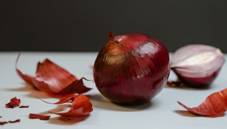 Cáscaras de cebolla para hacer un fertilizante.