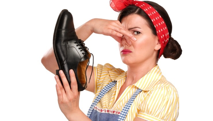 Mujer con zapato maloliente