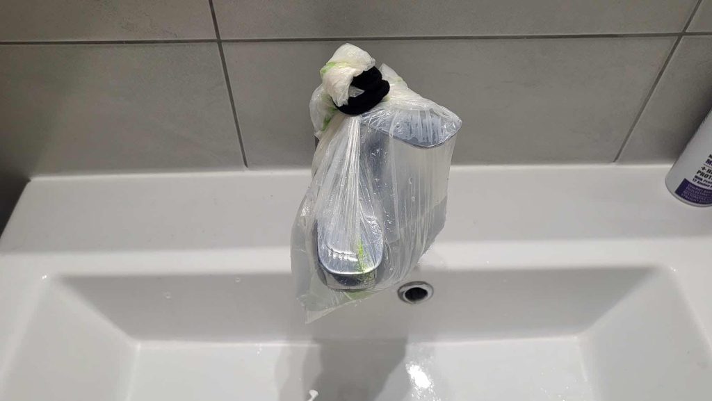 Envolver una bolsa sobre el grifo de tu casa resuelve un problema muy común – Mis Consejos Jardinería