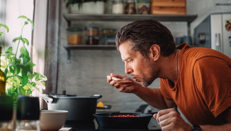 Hombre cocinando en casa