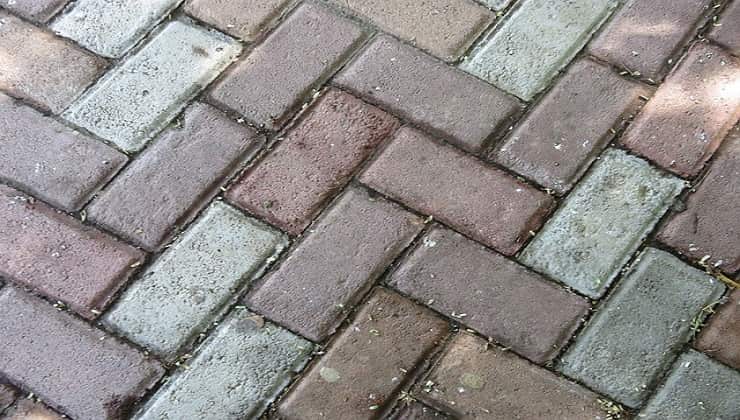 Piso exterior de adoquines